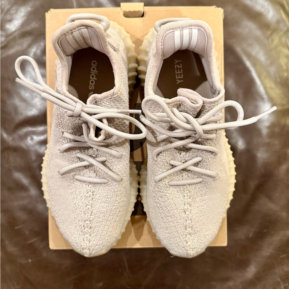 Authentic YEEZY BOOST 350 US size 6, Sesame
NWT
